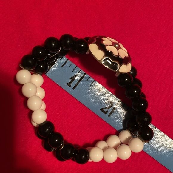 Vintage black and white double strand stretchy bead bracelet with 1” flower - Picture 7 of 7